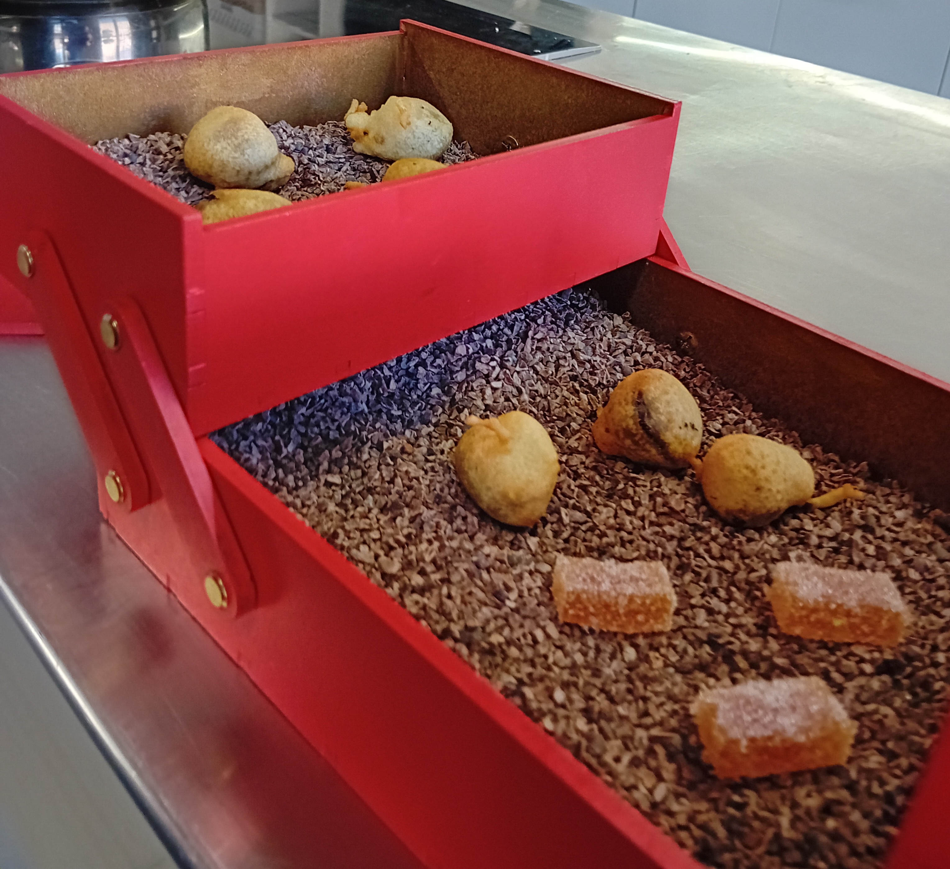Petit-Four i bunyol calent de xocolata